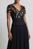 Vestido de madre de la novia con líneas largas de chiffon negro brillante y plisados