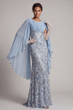 Vestido largo de sirena azul cielo con cuentas y capa