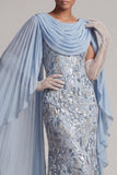 Vestido largo de sirena azul cielo con cuentas y capa