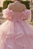Vestido de gala con escote halter y rubor con volantes y mangas aborrecadas