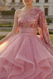 Vestido de baile rosa con volantes y lentejuelas de un solo hombro y manga larga