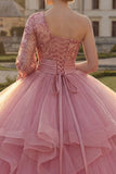 Vestido de baile rosa con volantes y lentejuelas de un solo hombro y manga larga
