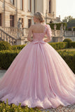 Vestido de baile de un hombro rosa fruncido con purpurina aplicada y vestido de quinceañera