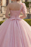 Vestido de baile de un hombro rosa fruncido con purpurina aplicada y vestido de quinceañera