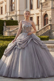 Vestido de quinceañera gris claro de un hombro fruncido con apliques