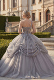 Vestido de quinceañera gris claro de un hombro fruncido con apliques