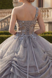 Vestido de quinceañera gris claro de un hombro fruncido con apliques