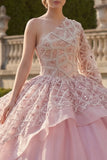 Vestido de baile rosa con cuentas y volantes de un solo hombro
