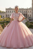 Vestido de gala de cuello redondo con aplicada rosa y mangas aleteadas