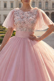 Vestido de gala de cuello redondo con aplicada rosa y mangas aleteadas