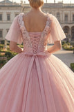 Vestido de gala de cuello redondo con aplicada rosa y mangas aleteadas