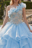 Vestido de gala de un hombro azul cielo con pliegues de quinceañera y volantes