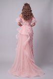 Vestido de concurso rosa con volantes descubiertos y capa lateral