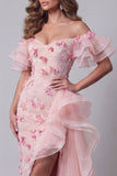 Vestido de concurso rosa con volantes descubiertos y capa lateral