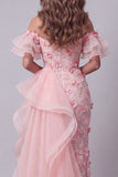 Vestido de concurso rosa con volantes descubiertos y capa lateral