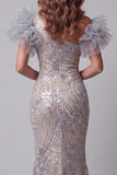Vestido de belleza largo de sirena plateado con un hombro con cuentas y flores en 3D