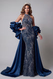 Vestido de concurso brillante de sirena azul marino con volantes largos y cuentas, con capa