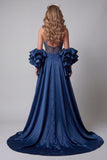 Vestido de concurso brillante de sirena azul marino con volantes largos y cuentas, con capa