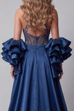 Vestido de concurso brillante de sirena azul marino con volantes largos y cuentas, con capa
