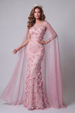 Vestido largo de belleza rosa sirena con cuello de barco floral con cuentas y capa