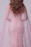 Vestido largo de belleza rosa sirena con cuello de barco floral con cuentas y capa