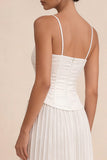 Tirantes finos blancos: Un vestido de graduación largo plisado con apliques