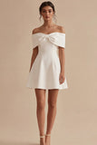Vestido corto de graduación de satén blanco con lazo
