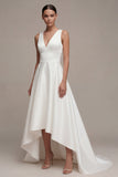 Un vestido de compromiso blanco alto y bajo de línea con escote en V