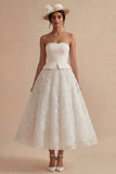 Vestido de novia bohemio de línea A de encaje floral blanco sin tirantes