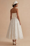 Vestido de novia bohemio de línea A de encaje floral blanco sin tirantes