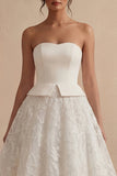 Vestido de novia bohemio de línea A de encaje floral blanco sin tirantes