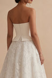 Vestido de novia bohemio de línea A de encaje floral blanco sin tirantes