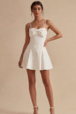 Vestido de graduación corto de tirantes finos blancos con lazo