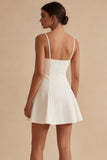 Vestido de graduación corto de tirantes finos blancos con lazo