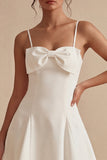 Vestido de graduación corto de tirantes finos blancos con lazo