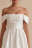 Vestido de graduación blanco de línea A con hombros fruncidos