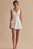 Vestido corto de graduación blanco con escote en V