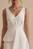 Vestido corto de graduación blanco con escote en V