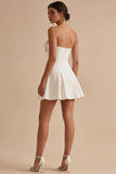 Vestido de graduación corto, sin tirantes de línea A, blanco con lazo