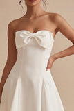 Vestido de graduación corto, sin tirantes de línea A, blanco con lazo