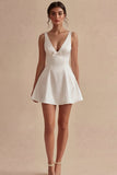 Vestido de graduación corto blanco de escote en V