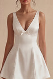 Vestido de graduación corto blanco de escote en V