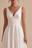 Vestido de compromiso midi blanco con escote en V y línea A