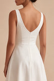 Vestido de compromiso midi blanco con escote en V y línea A