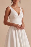 Vestido de compromiso midi blanco con escote en V y línea A