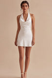Simple cabestro Un vestido blanco sin espalda