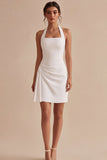 Vestido blanco pequeño con corte ajustado con espalda abierta