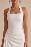 Vestido blanco pequeño con corte ajustado con espalda abierta