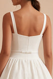 Vestido mini Sweetheart de línea blanca A con lazo.