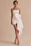 Vestido mini blanco de correas finas con lazo